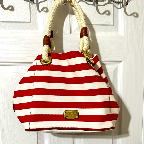 Michael Kors Handbags - MICHAEL KORS SUMMER BAG PERFECT FOR YOU!